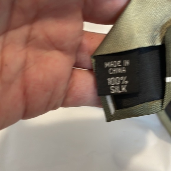 Kenneth Cole Reaction striped men’s tie in various shade of green 58”L x 3.25” W - Picture 4 of 4